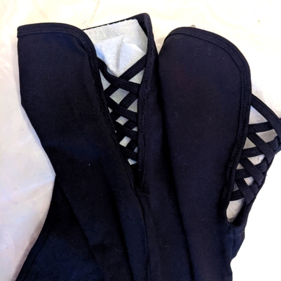 Capris w Criss-Cross Detail on Legs, Black, Women 1X by ACX Active - Picture 4 of 9